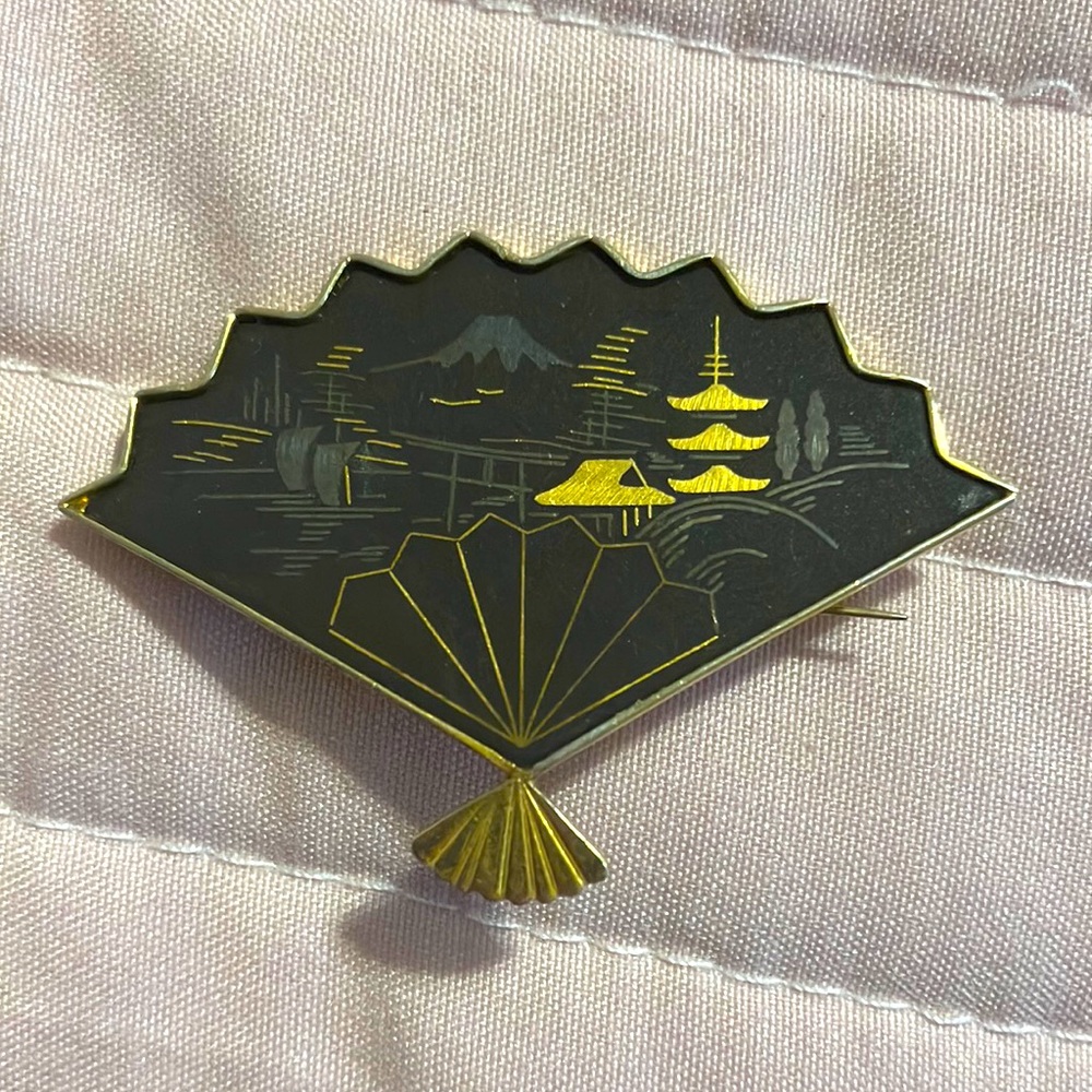 Vintage Japan Asian MCM gold & black fan pin brooch w pastoral pagoda scene